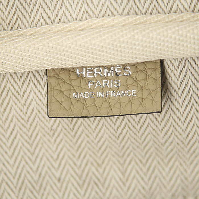 Hermes Victoria handbag in beige togo leather - Detail D3