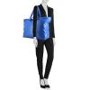 Shopping bag Balenciaga media in tela e pelle blu elettrico - Detail D1 thumbnail