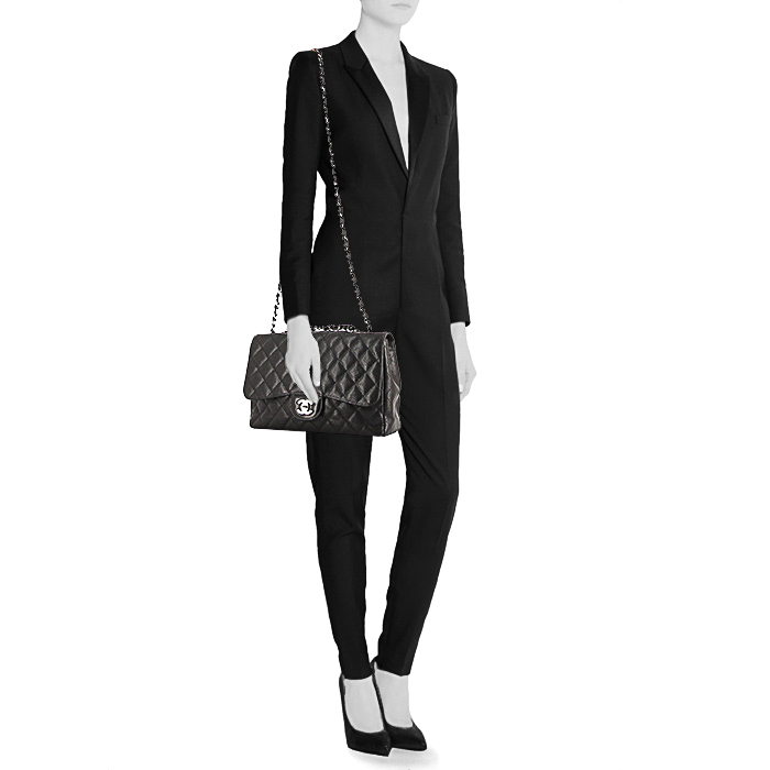 Sac à main Chanel Timeless en cuir grainé matelassé noir - Detail D2