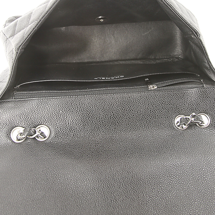 Sac à main Chanel Timeless en cuir grainé matelassé noir - Detail D3