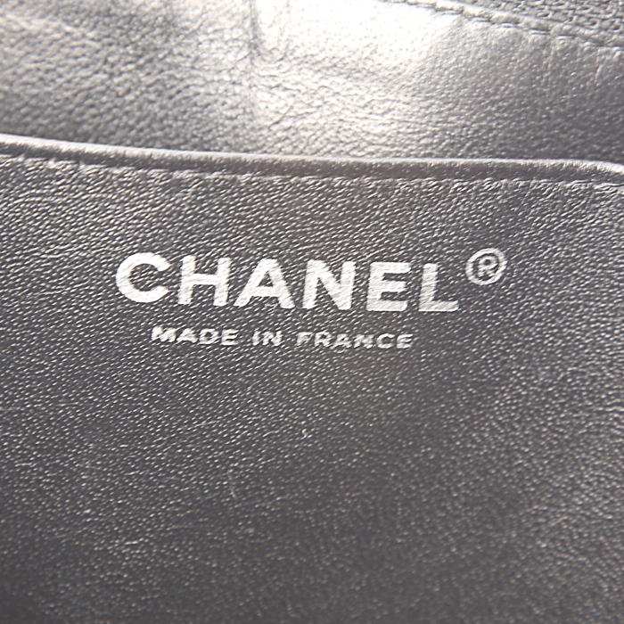 Bolso de mano Chanel Timeless en cuero granulado acolchado negro - Detail D4