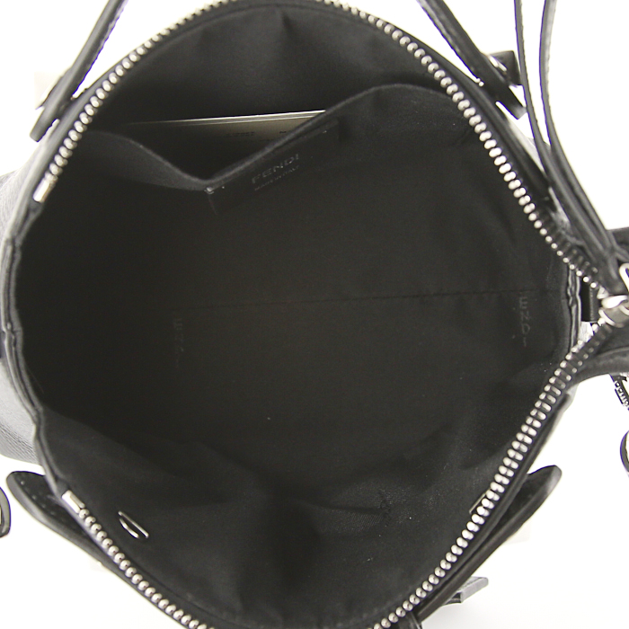 Fendi By the way small model shoulder bag in black grained leather - Detail D5