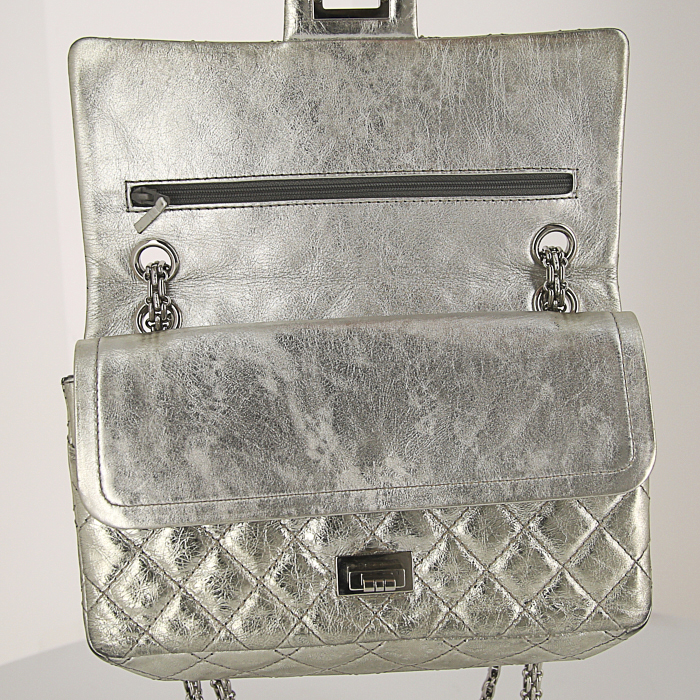 Bolso bandolera Chanel 2.55 en cuero acolchado plateado - Detail D5