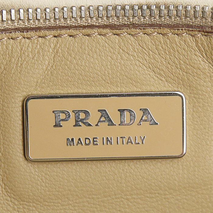 Prada handbag in beige leather - Detail D3
