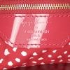 Sac à main Louis Vuitton Lockit  moyen modèle en cuir vernis rouge et blanc - Detail D3 thumbnail