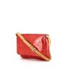 Bolso de mano Louis Vuitton en charol Monogram rojo y cuero natural - 00pp thumbnail