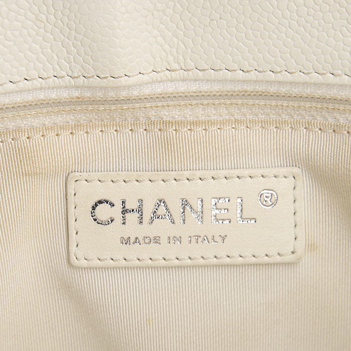 Sac cabas Chanel Grand Shopping en cuir grainé matelassé blanc - Detail D3