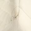 Bolso Cabás Chanel Grand Shopping en cuero granulado acolchado blanco - Detail D4 thumbnail