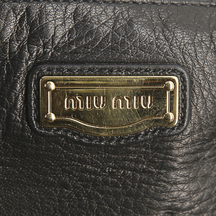 Bolso de mano Miu Miu en cuero granulado negro - Detail D4