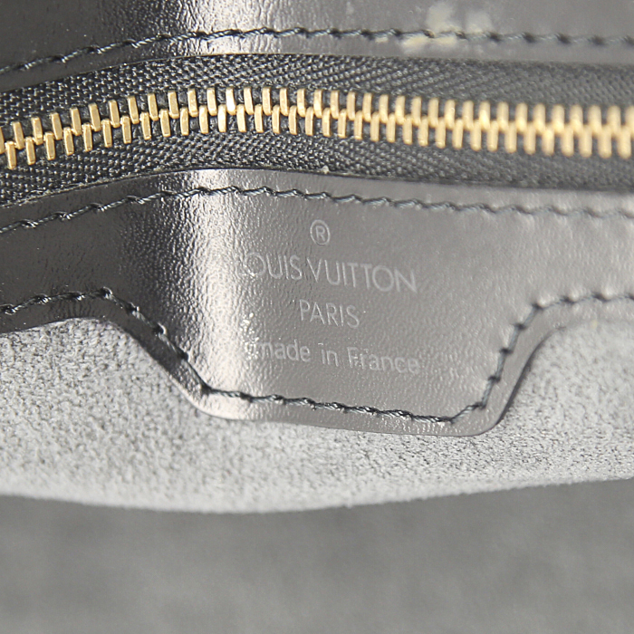 Louis Vuitton Lussac handbag in black epi leather - Detail D3