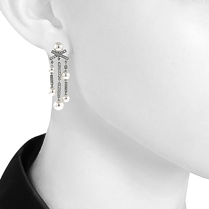 Paire de clips d'oreilles Chanel grand modèle en or blanc,  diamants et perles - Detail D1