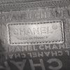 Bolso de mano Chanel Petit Shopping en cuero granulado y cuero negro - Detail D3 thumbnail