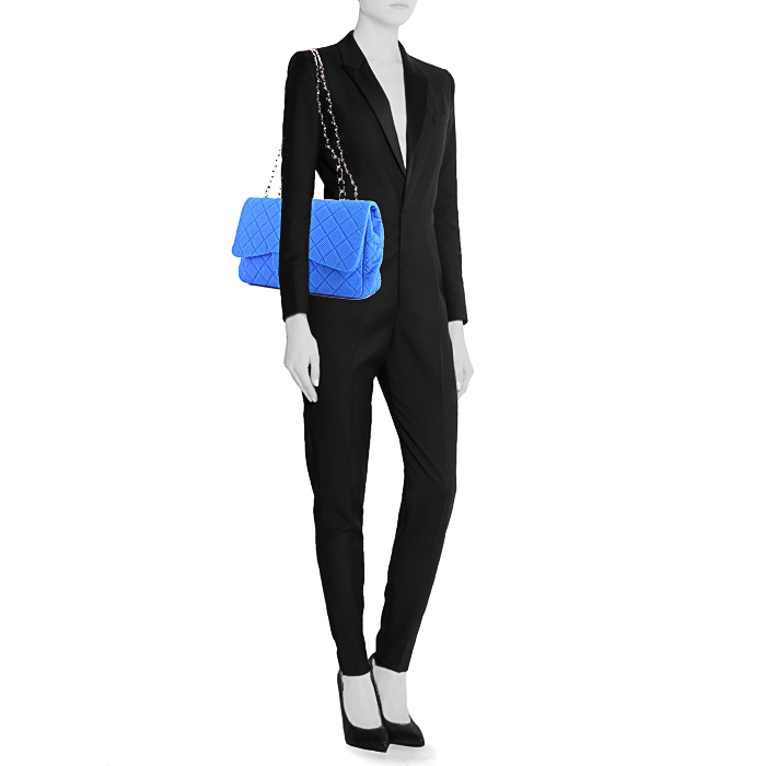 Bolso bandolera Chanel Timeless jumbo en lona acolchada azul y cuero blanco - Detail D1