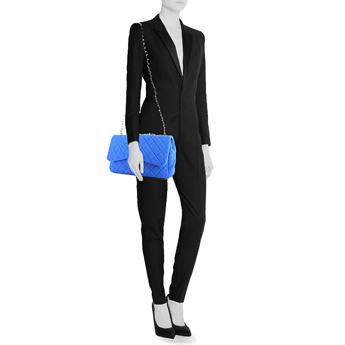 Borsa a tracolla Chanel Timeless jumbo in tela trapuntata blu e pelle bianca - Detail D2