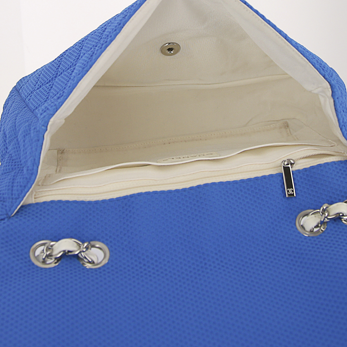 Bolso bandolera Chanel Timeless jumbo en lona acolchada azul y cuero blanco - Detail D3