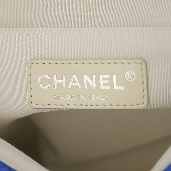 Borsa a tracolla Chanel Timeless jumbo in tela trapuntata blu e pelle bianca - Detail D4