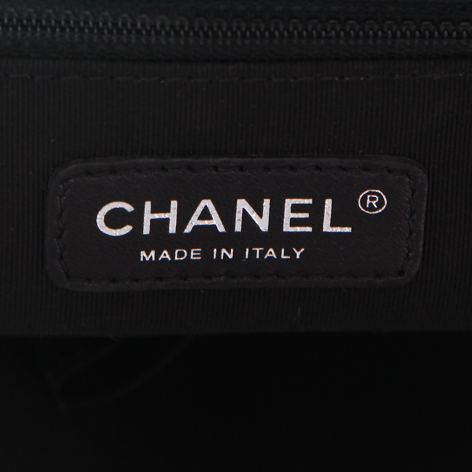 Bolso bandolera Chanel  Boy modelo grande  en cuero acolchado verde - Detail D2