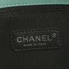 Sac bandoulière Chanel  Boy grand modèle  en cuir matelassé vert - Detail D4 thumbnail