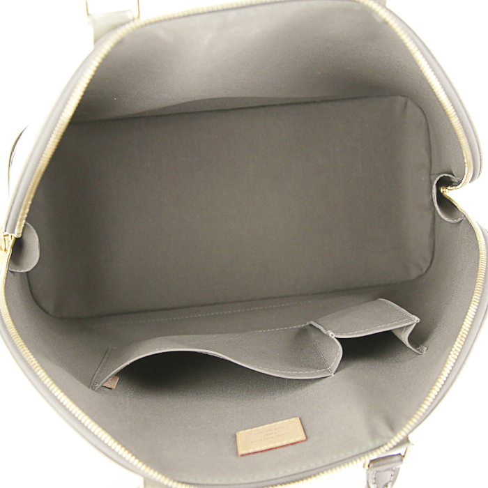Sac à main Louis Vuitton Alma grand modèle en cuir vernis monogram gris-vert - Detail D2