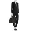 Bolso de mano Saint Laurent Sac de jour modelo grande en cuero granulado negro - Detail D1 thumbnail
