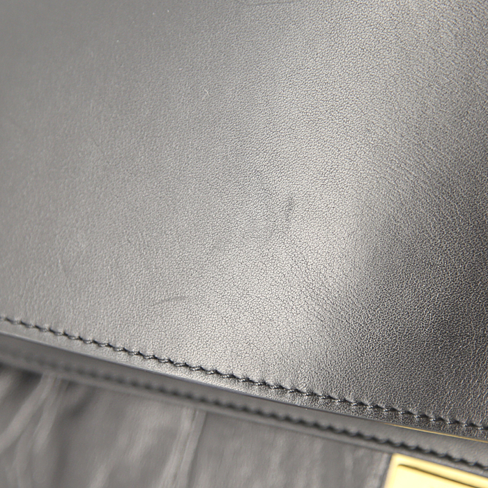 Sac à main Celine Belt moyen modèle en cuir noir - Detail D4
