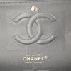 Bolso de mano Chanel Timeless en cuero acolchado gris - Detail D4 thumbnail