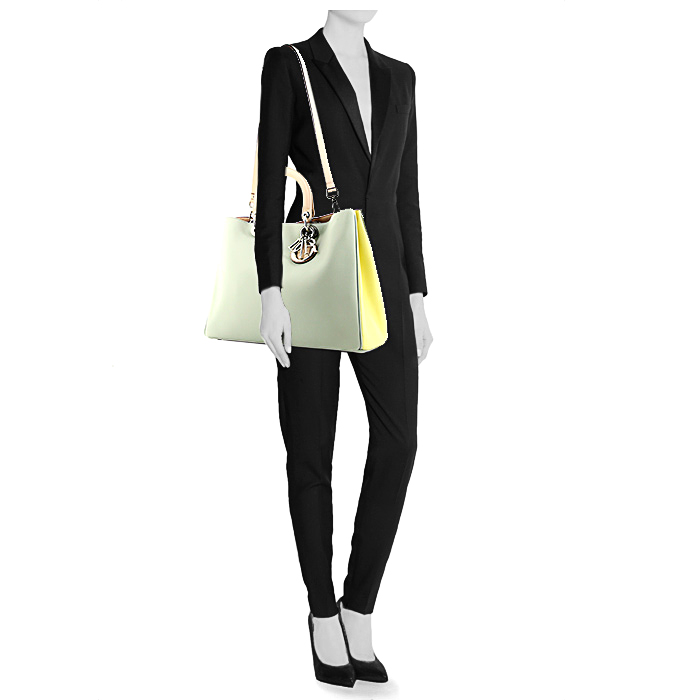 Sac à main Dior Diorissimo grand modèle en cuir tricolore vert-d'eau jaune vanille et rose-poudre - Detail D1