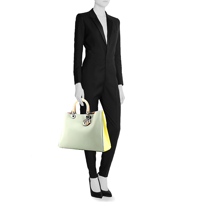 Sac à main Dior Diorissimo grand modèle en cuir tricolore vert-d'eau jaune vanille et rose-poudre - Detail D2