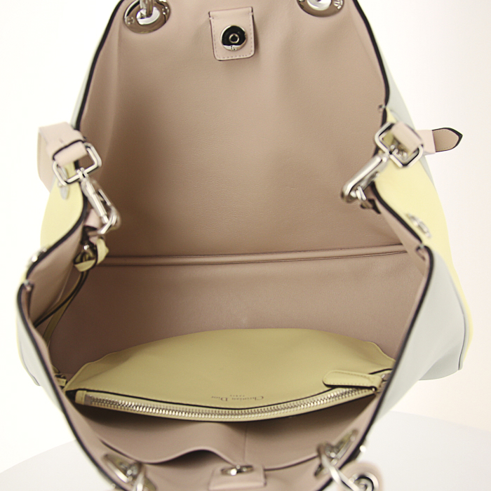 Sac à main Dior Diorissimo grand modèle en cuir tricolore vert-d'eau jaune vanille et rose-poudre - Detail D3