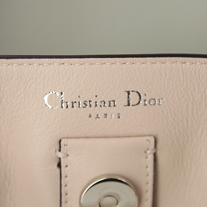 Sac à main Dior Diorissimo grand modèle en cuir tricolore vert-d'eau jaune vanille et rose-poudre - Detail D4