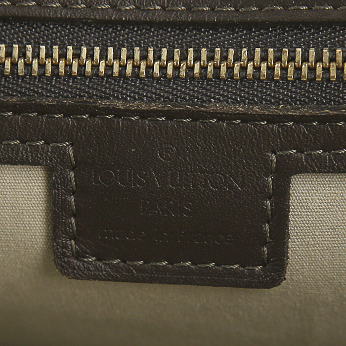 Sac à main Louis Vuitton en toile monogram gris-vert et cuir marron-foncé - Detail D4