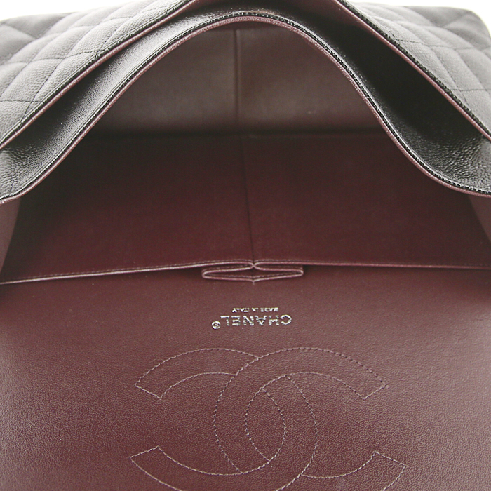 Sac à main Chanel Timeless jumbo en cuir grainé matelassé noir - Detail D3