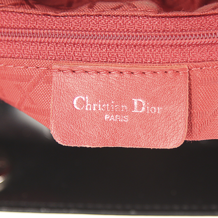 Sac à main Dior Lady Dior moyen modèle en cuir vernis noir - Detail D4