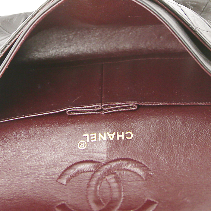 Bolso para llevar al hombro o en la mano Chanel Timeless en cuero acolchado marrón oscuro - Detail D3