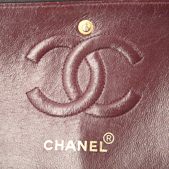Sac porté épaule ou main Chanel Timeless en cuir matelassé marron-foncé - Detail D4