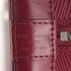 Sac bandoulière Louis Vuitton Alma petit modèle en cuir épi rose-fushia - Detail D4 thumbnail