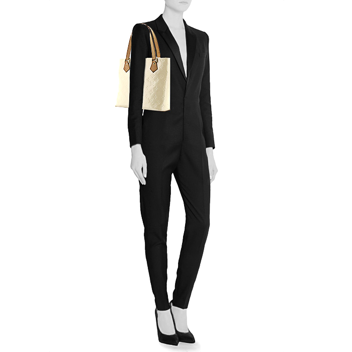 Sac à main Louis Vuitton Houston en cuir vernis monogram blanc-cassé et cuir naturel - Detail D1