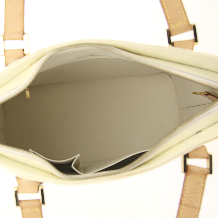 Bolso de mano Louis Vuitton Houston en charol Monogram blanquecino y cuero natural - Detail D2