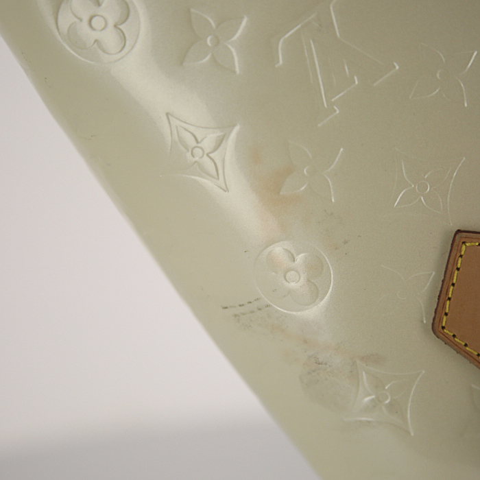 Bolso de mano Louis Vuitton Houston en charol Monogram blanquecino y cuero natural - Detail D5