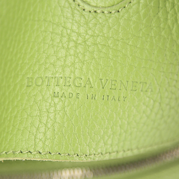 Sac à main Bottega Veneta petit modèle en cuir grainé vert - Detail D3