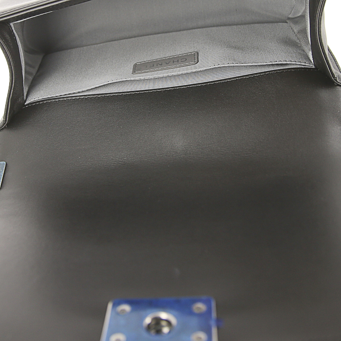 Borsa a tracolla Chanel Boy in pelle nera a motivi orizzontali - Detail D3