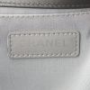 Borsa a tracolla Chanel Boy in pelle nera a motivi orizzontali - Detail D4 thumbnail