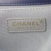 Borsa a tracolla Chanel Boy in pelle trapuntata blu - Detail D4 thumbnail