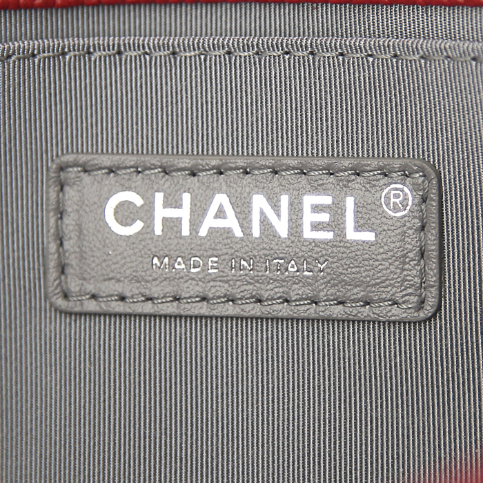 Bolso bandolera Chanel Boy en cuero acolchado rojo - Detail D4