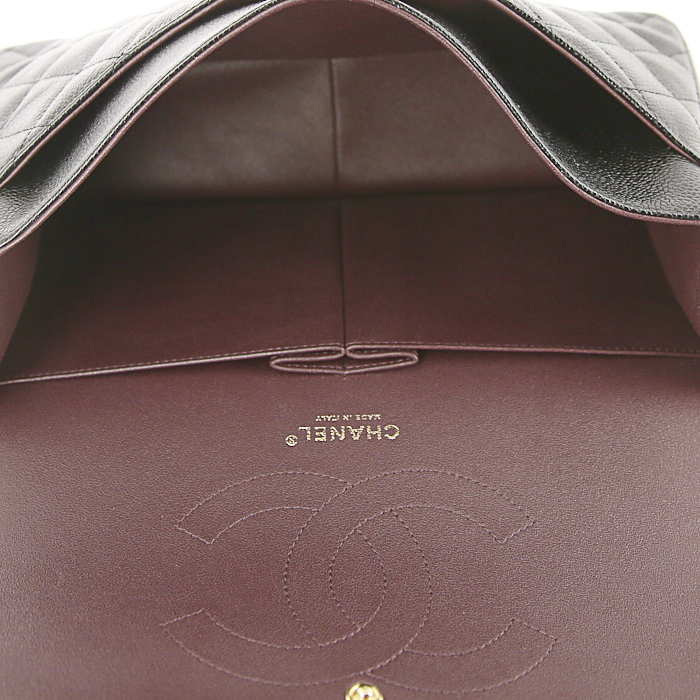 Bolso de mano Chanel Timeless jumbo en cuero granulado acolchado negro - Detail D3