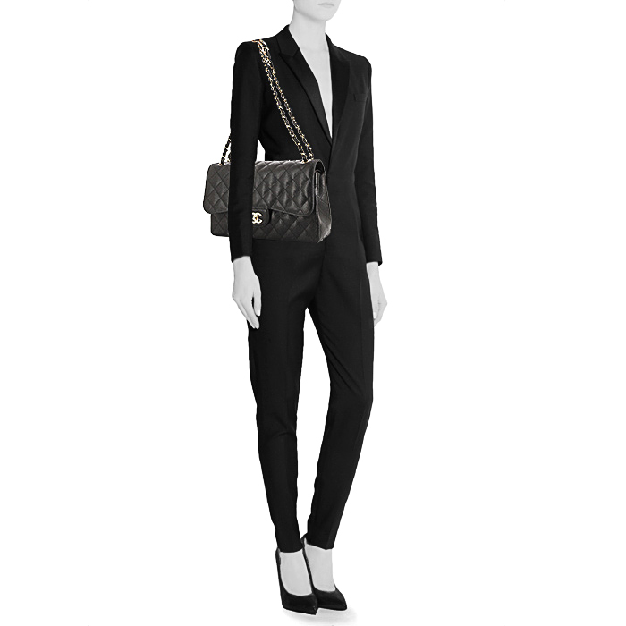 Bolso de mano Chanel Timeless jumbo en cuero granulado acolchado negro - Detail D1