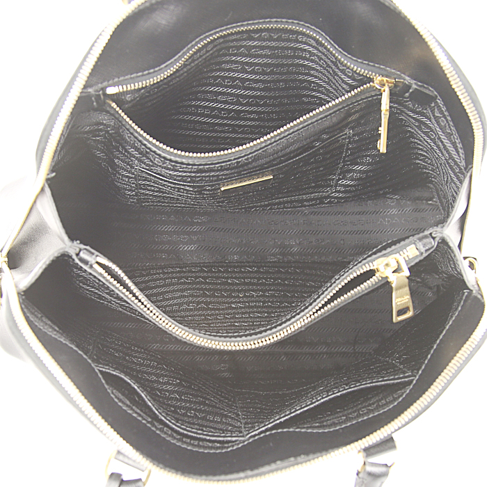 Prada handbag in black leather saffiano - Detail D2