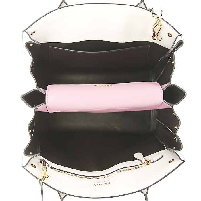 Sac bandoulière Prada Bibliothèque en cuir saffiano blanc et rose - Detail D3