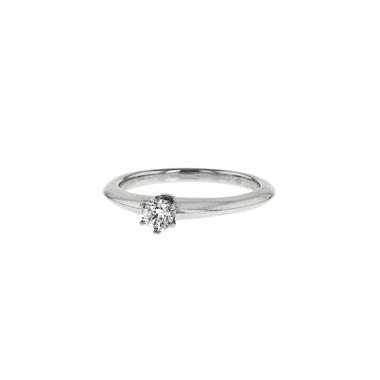 Bague Tiffany 
Co en platine et diamant de 0,15 carat Bague Tiffany 
Co en platine et diamant de 0,15 carat