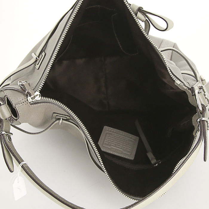 Bolso de mano Coach en cuero granulado gris y cuero beige - Detail D2
